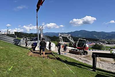 Hier ist auf der Wiese eingezeichnet, wie lange die Mauer sein wird
