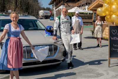 Der frühere Formel-1-Fahrer Hans-Joachim «Strietzel» Stuck (69) unterstützt die Liefer-Crew des Stanglwirts