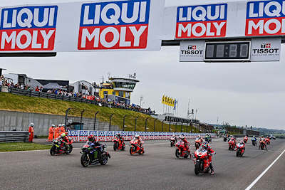 Alex Espargaró (ganz links) fuhr mit der Aprilia erstmals aus der ersten Reihe los