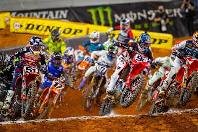 Ken Roczen (#94) und Cooper Webb (#3) nach dem Start in Arlington