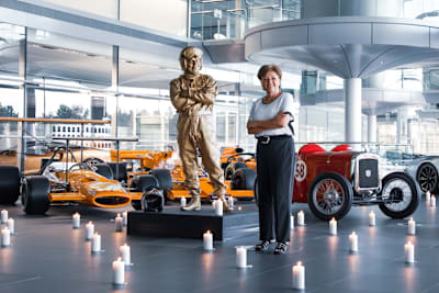 Amanda McLaren mit der Statue ihres Vaters