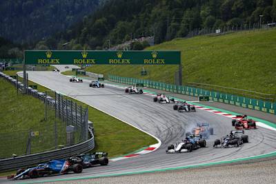 Gedrängel auf der Bahn 