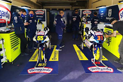 Die Box des Sterilgarda Max Racing Teams in Doha ist bereits eingerichtet