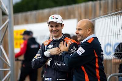   Teemu Suninien und Hyundai-Teamchef Andrea Adamo