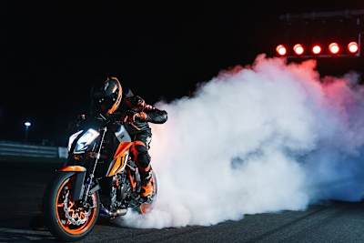 KTM 1290 Super Duke R Evo: 180 PS und 140 Nm lassen den Hinterreifen verrauchen