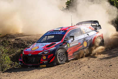 Ott Tanak führt wieder in Italien