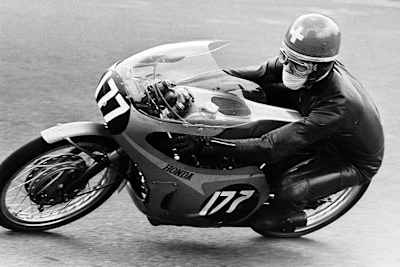 Die Schweizer Motorrad-Legende Luigi Taveri 1966 auf dem Weg zum dritten 125-ccm-WM-Titel