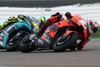 Iker Lecuona vor Altmeister Valentino Rossi