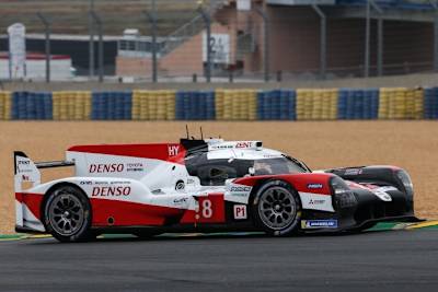 Führt die 24h von Le Mans an: Der Toyota TS050 Hybrid von Sébastien Buemi, Brendon Hartley und Kazuki Nakajima