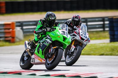 Nico Thöni in grün amüsiert sich mit Max Schmidt