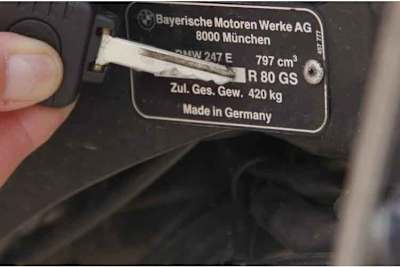 Auf älteren Motorrädern mit Schweizer Zulassung findet man auf dem Typenschild keine Angabe zum Standgeräusch