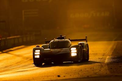 Der Toyota GR010 Hybrid bei Sonnenschein in Le Mans