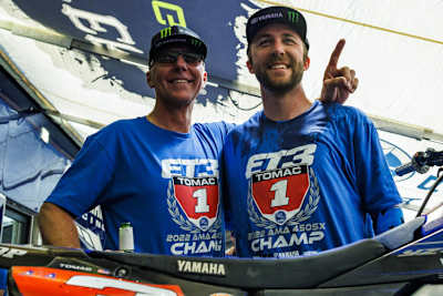 Eli Tomac mit Vater und Mountainbike-Legende John Tomac
