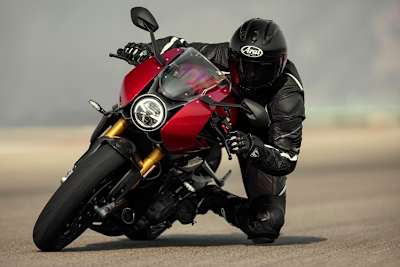 Triumph Speed Triple RR: Mit schlicht designter Halbschalenverkleidung und sportlicherer Sitzposition