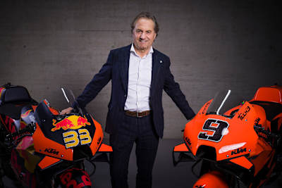 Hubert Trunkenpolz mit den neuen KTM RC16 von Brad Binder und Danilo Petrucci