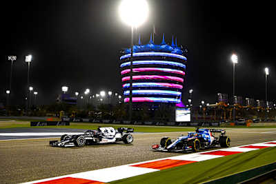 Yuki Tsunoda gegen Fernando Alonso