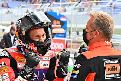 Jubel bei Lukas Tulovic und seinem Teamchef Hervé Poncharal