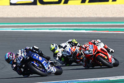 Niki Tuuli im Sandwich von Jules Cluzel (Yamaha) und Federico Caricasulo (Ducati)