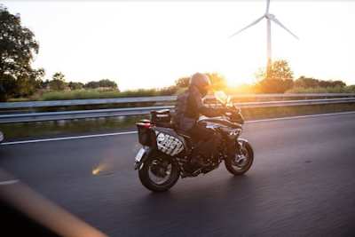 Auf dem langen Ritt in den Sonnenaufgang: Valerio Boni auf MV Agusta Turismo Veloce Lusso SCS