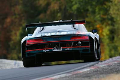 Zeigt der Konkurrenz das Heck: Der Audi R8 LMS von Nico Müller, Dries Vanthoor, Frédéric Vervisch und Frank Stippler führt auf dem Nürburgring