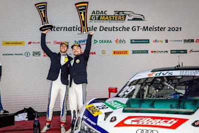 Die Champions des ADAC GT Masters 2021: Ricardo Feller (li.) und Christopher Mies