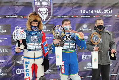 Dinar Valeev (Mitte) ist erstmals Weltmeister