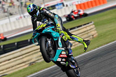 Valentino Rossi feierte mit einem Wheelie 