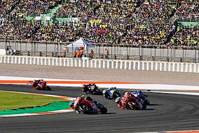 Spannende Rennen, volle Tribünen: MotoGP-WM in Valencia 2021