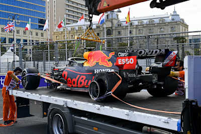 Nicht nur der beschädigte linke Hinterreifen von Max Verstappen wurde von den Pirelli-Ingenieuren eingehend untersucht