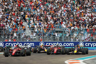 Max Verstappen griff Carlos Sainz gleich nach dem Start erfolgreich an – und legte damit den Grundstein für den Sieg in Miami