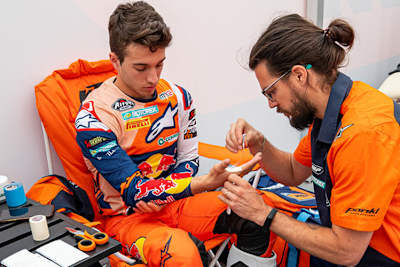 Tom Vialle laboriert nach einem heftigen Crash an seiner rechten Hand