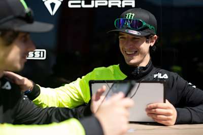 Celestino Vietti im Gespräch mit Teamkollege Niccolò Antonelli (links)