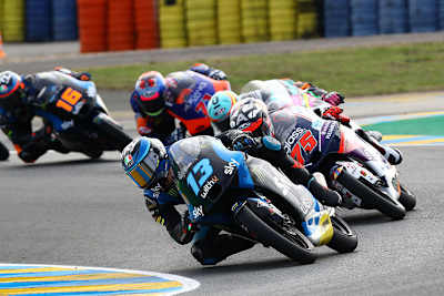 Celestino Vietti (13) setzte auf den harten Hinterreifen und holte sich den Sieg; hinter ihm WM-Leader Arenas (75)