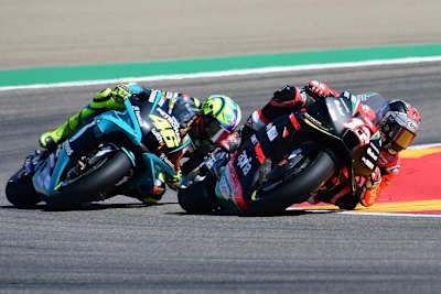 Valentino Rossi blieb in der Anfangsphase an Maverick Viñales dran