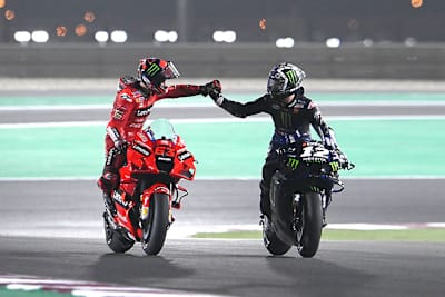 Gratulation von Bagnaia (Platz 3) an Sieger Viñales