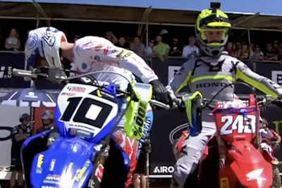 Calvin Vlaanderen (#10) und Tim Gajser (#243) am Start zum ersten Lauf