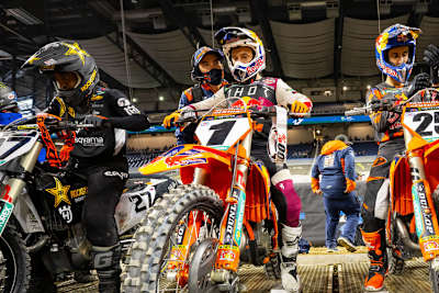Cooper Webb am Start neben Malcolm Stewart (#27) und Marvin Musquin (#25)