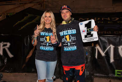 Weltmeister Cooper Webb mit seiner Partnerin Mariah