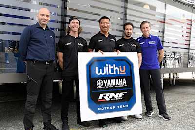 Das WithU-RNF-Yamaha-Team: Sponsor Matteo Ballarin, Darryn Binder, Razlan Razali, Andrea Dovizioso und Lin Jarvis 