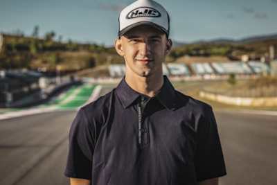 Xavi Artigas entschied 2021 das Moto3-Saisonfinale in Valencia für sich, 2022 tritt er für das PrüstelGP-Team an