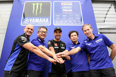 Franco Morbidelli (Mitte) wird von der Yamaha-Spitze willkommen geheißen