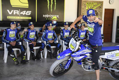 Den Nachwuchspiloten stehen im VR46 Master Camp erfahrene Coaches zur Seite