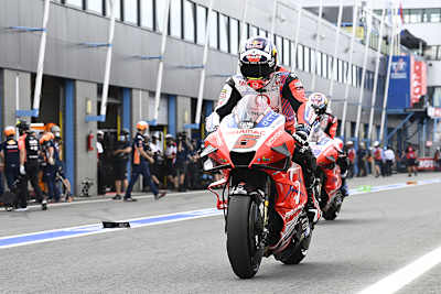 Die Gegner hingen sich bereits in der Boxengasse an Zarco