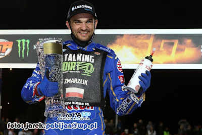 Bartosz Zmarzlik (vorne) auf dem Weg zum Sieg