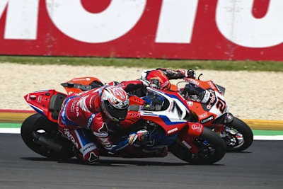 Iker Lecuona im Positionskampf mit Michael Rinaldi