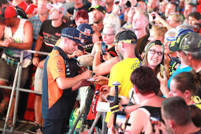 Brad Binder mit den Fans am Sachsenring