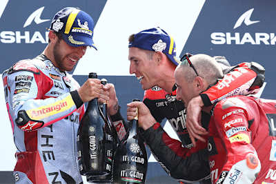 Le Mans: Bastianini (li.) feiert mit Aleix Espargaró und Miller