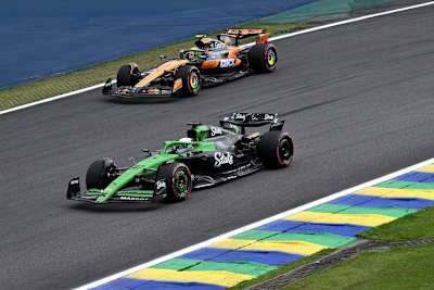 Nico Hülkenberg in Brasilien, hinten Lando Norris im McLaren