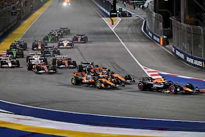 Die beiden McLaren hinter Max Verstappen