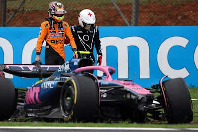 Oscar Piastri wird nach seinem Unfall im Sprint weggeführt, vorne der kaputte Wagen von Alpine-Fahrer Franco Colapinto